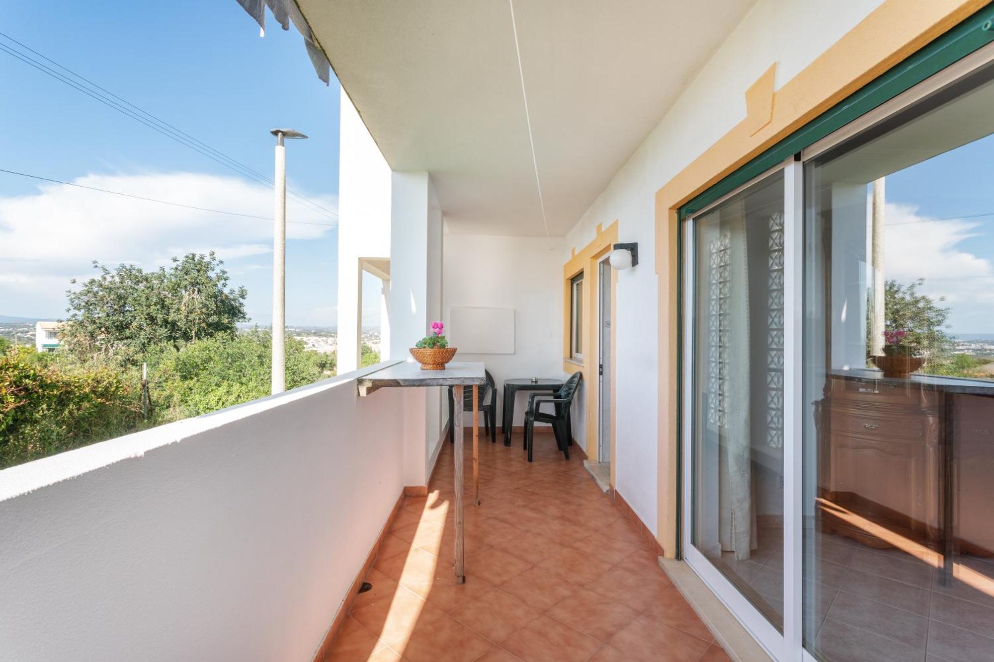 Apartment Homes Luxurious With 2 Bedrooms, Swimming Pool & Patio
